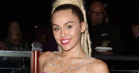 miley cyrus tits|Miley Totally Naked! Singer Shows Boobs & Crotch in New。